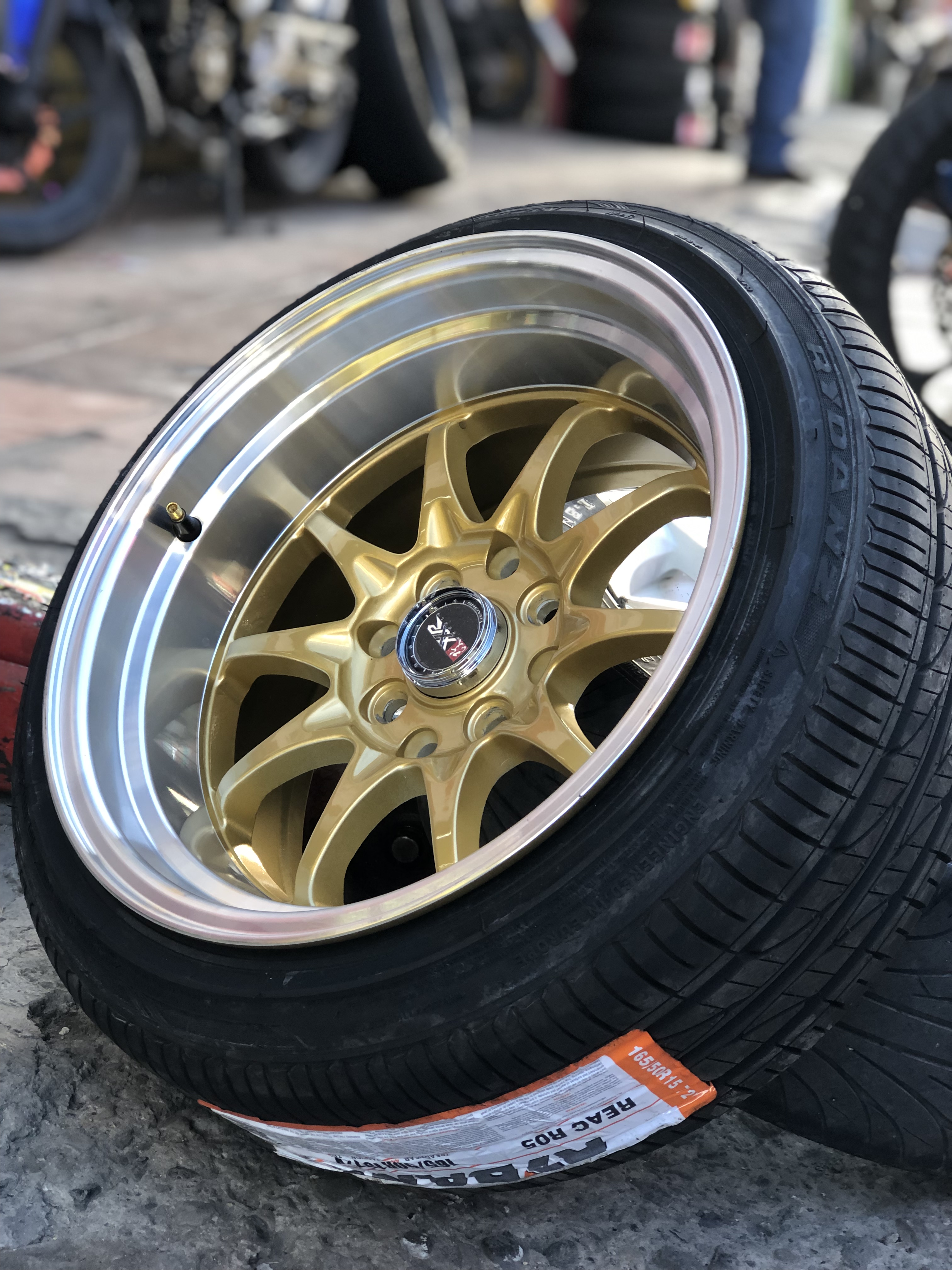 Realizamos envíos de rines y llantas empacados con el total cuidado. 